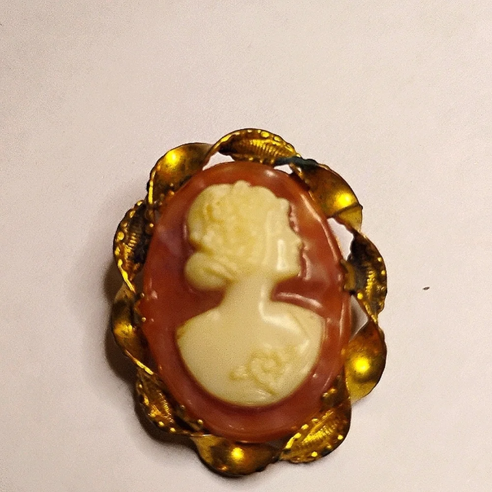 Vintage‎ Gold Tone Cameo Brooch